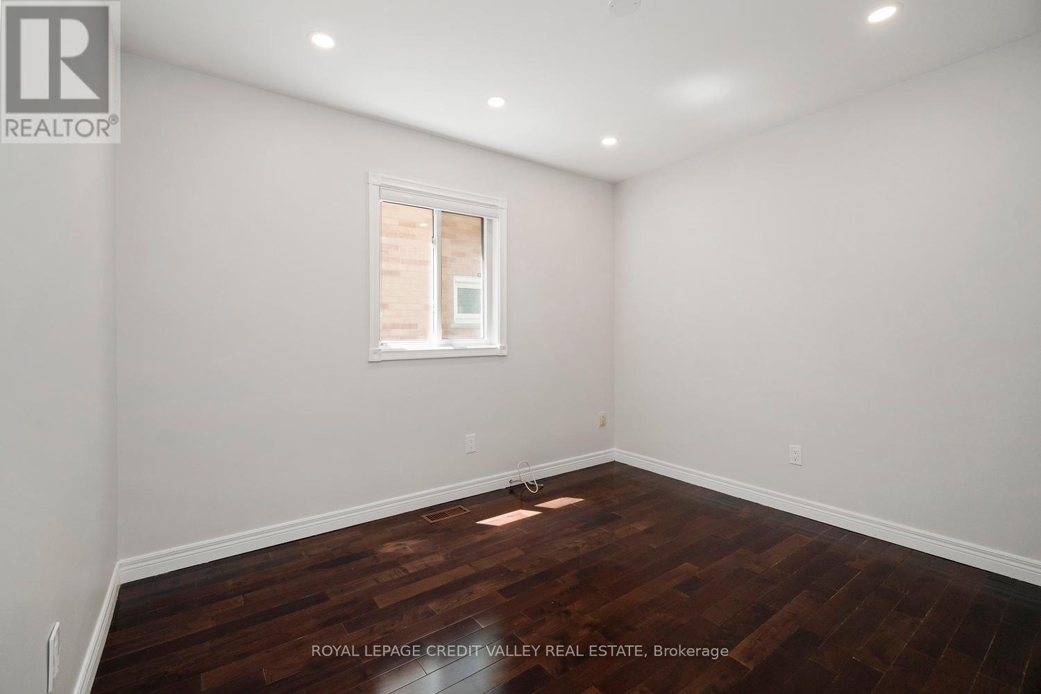 972 Winterton Way, Mississauga, Ontario  L5V 1M6 - Photo 12 - W12436126