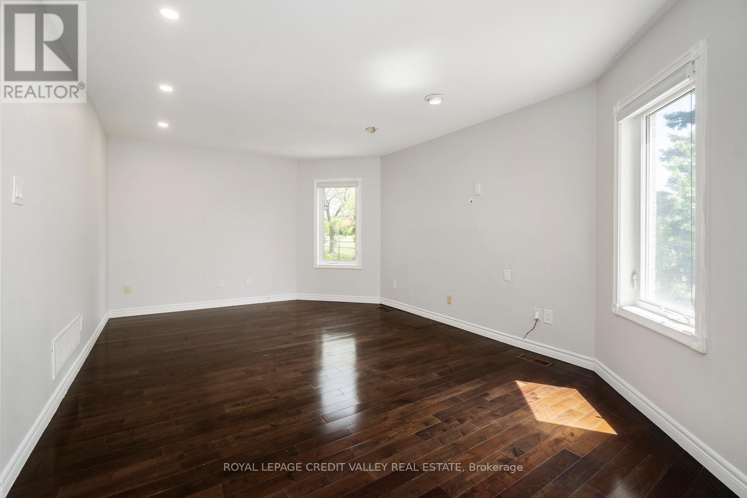 972 Winterton Way, Mississauga, Ontario  L5V 1M6 - Photo 13 - W12436126