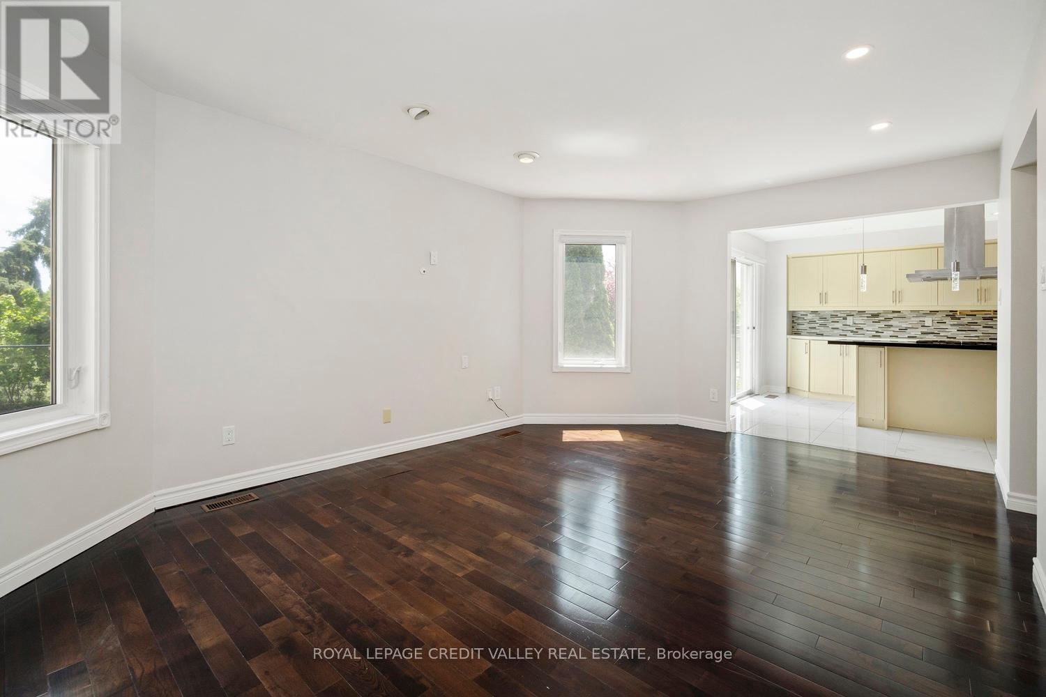 972 Winterton Way, Mississauga, Ontario  L5V 1M6 - Photo 14 - W12436126