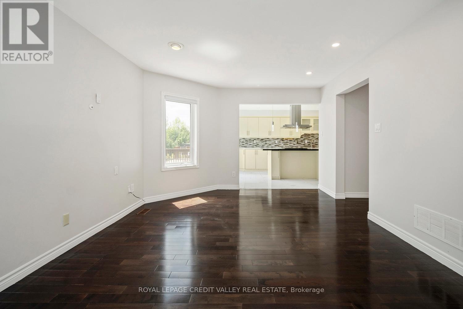 972 Winterton Way, Mississauga, Ontario  L5V 1M6 - Photo 15 - W12436126