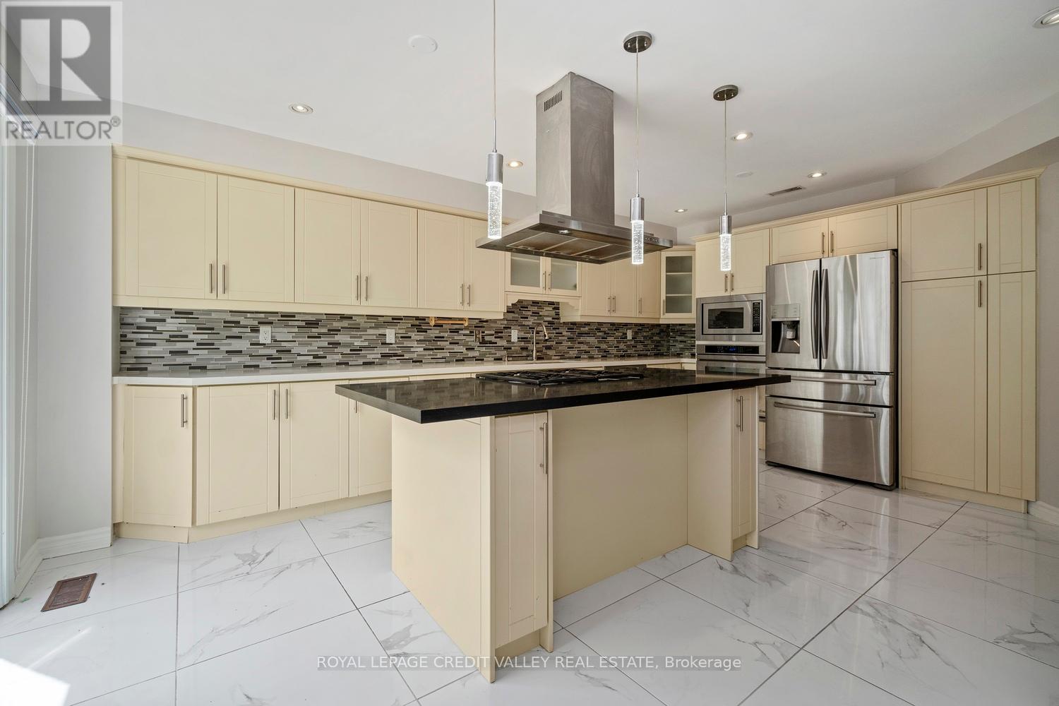 972 Winterton Way, Mississauga, Ontario  L5V 1M6 - Photo 16 - W12436126