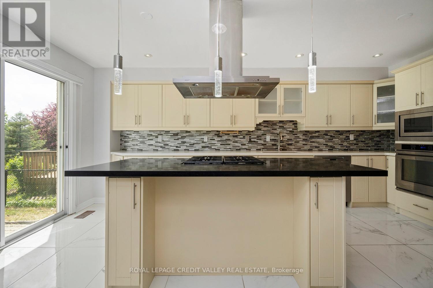 972 Winterton Way, Mississauga, Ontario  L5V 1M6 - Photo 17 - W12436126