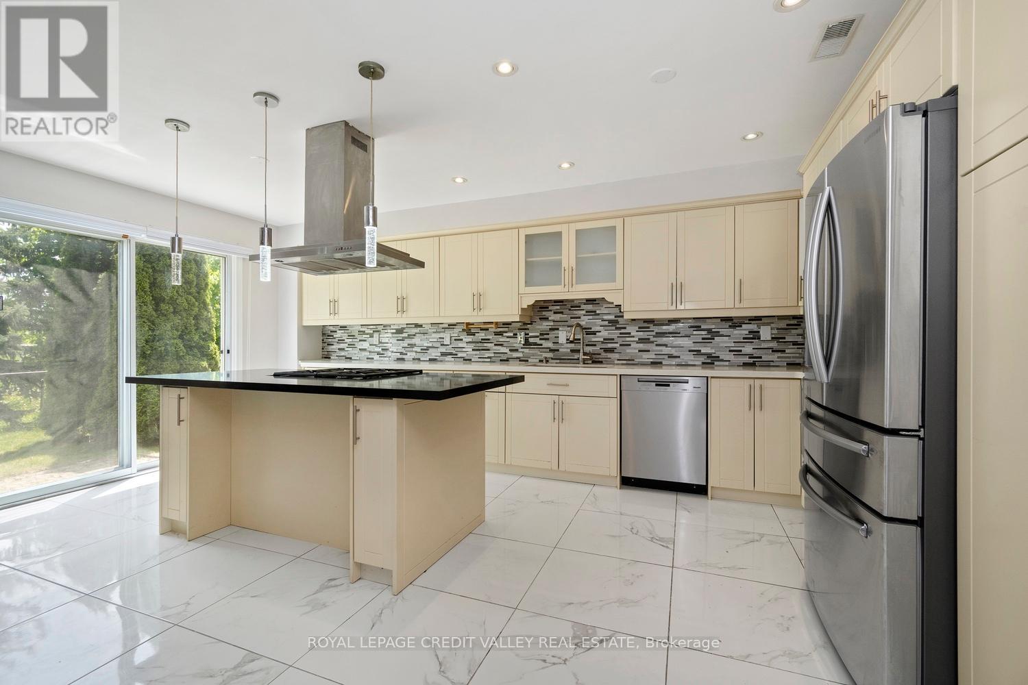 972 Winterton Way, Mississauga, Ontario  L5V 1M6 - Photo 18 - W12436126