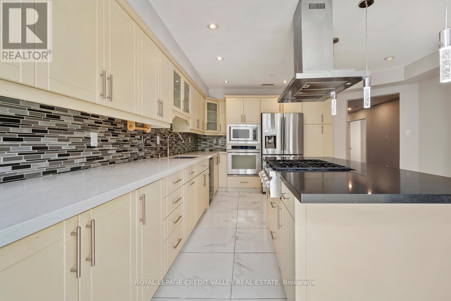 972 Winterton Way, Mississauga, Ontario  L5V 1M6 - Photo 19 - W12436126
