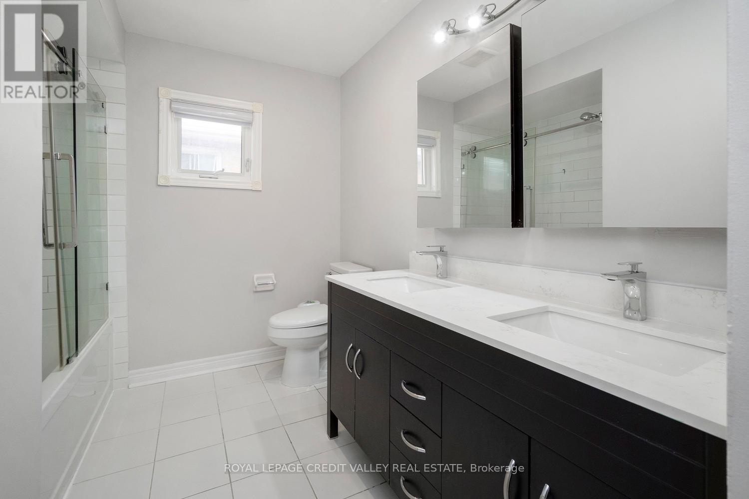972 Winterton Way, Mississauga, Ontario  L5V 1M6 - Photo 24 - W12436126
