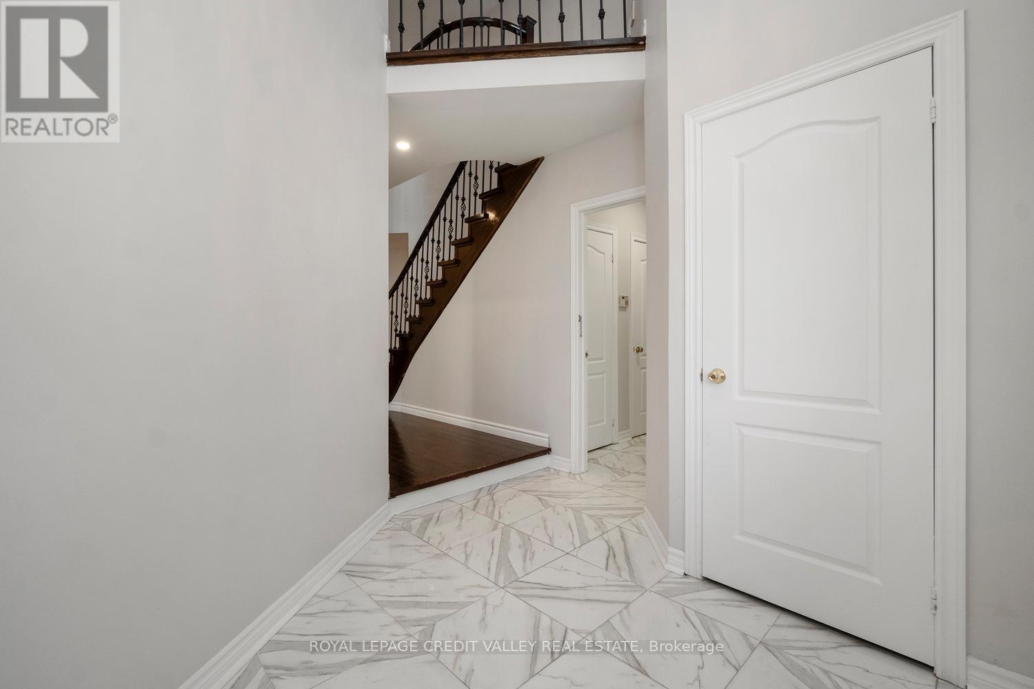 972 Winterton Way, Mississauga, Ontario  L5V 1M6 - Photo 4 - W12436126