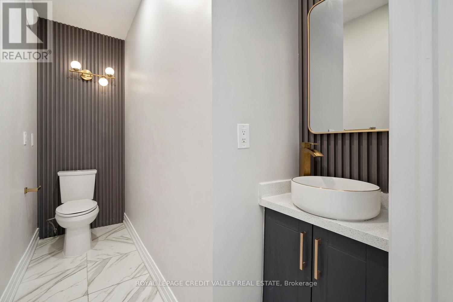 972 Winterton Way, Mississauga, Ontario  L5V 1M6 - Photo 5 - W12436126