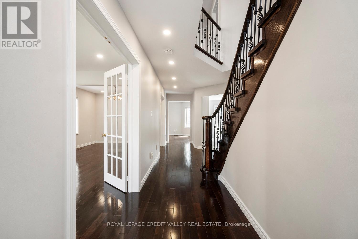 972 Winterton Way, Mississauga, Ontario  L5V 1M6 - Photo 6 - W12436126