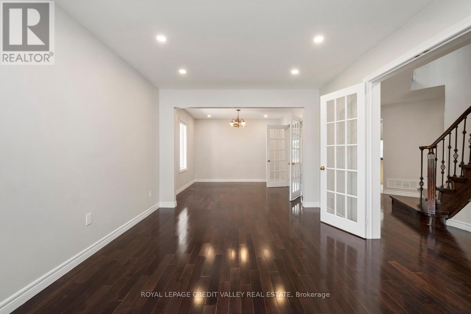 972 Winterton Way, Mississauga, Ontario  L5V 1M6 - Photo 8 - W12436126