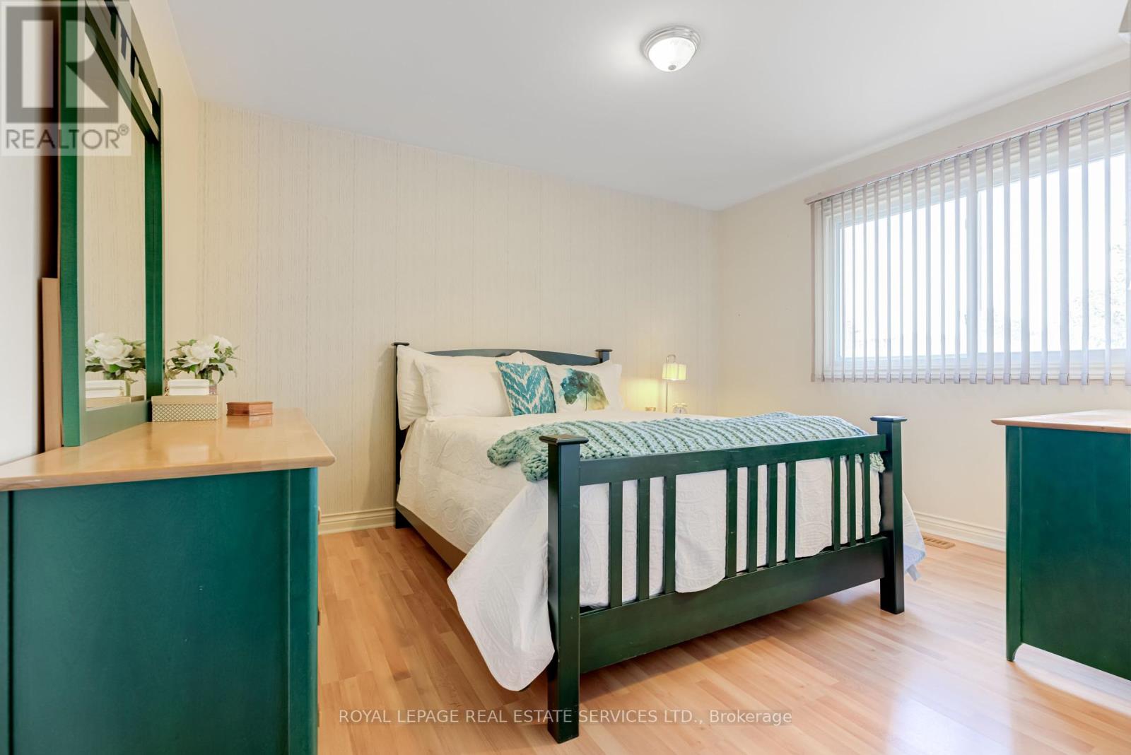 716 Cameron Court, Mississauga, Ontario  L5C 3B9 - Photo 17 - W12436194
