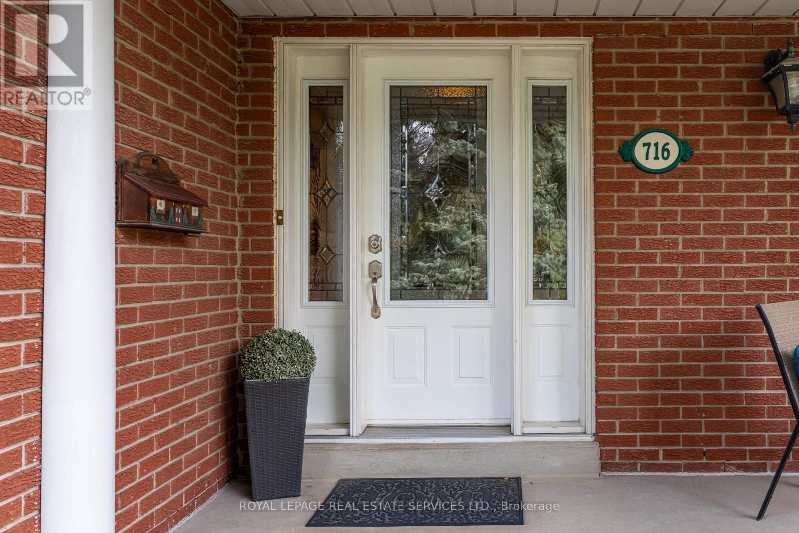 716 Cameron Court, Mississauga, Ontario  L5C 3B9 - Photo 2 - W12436194
