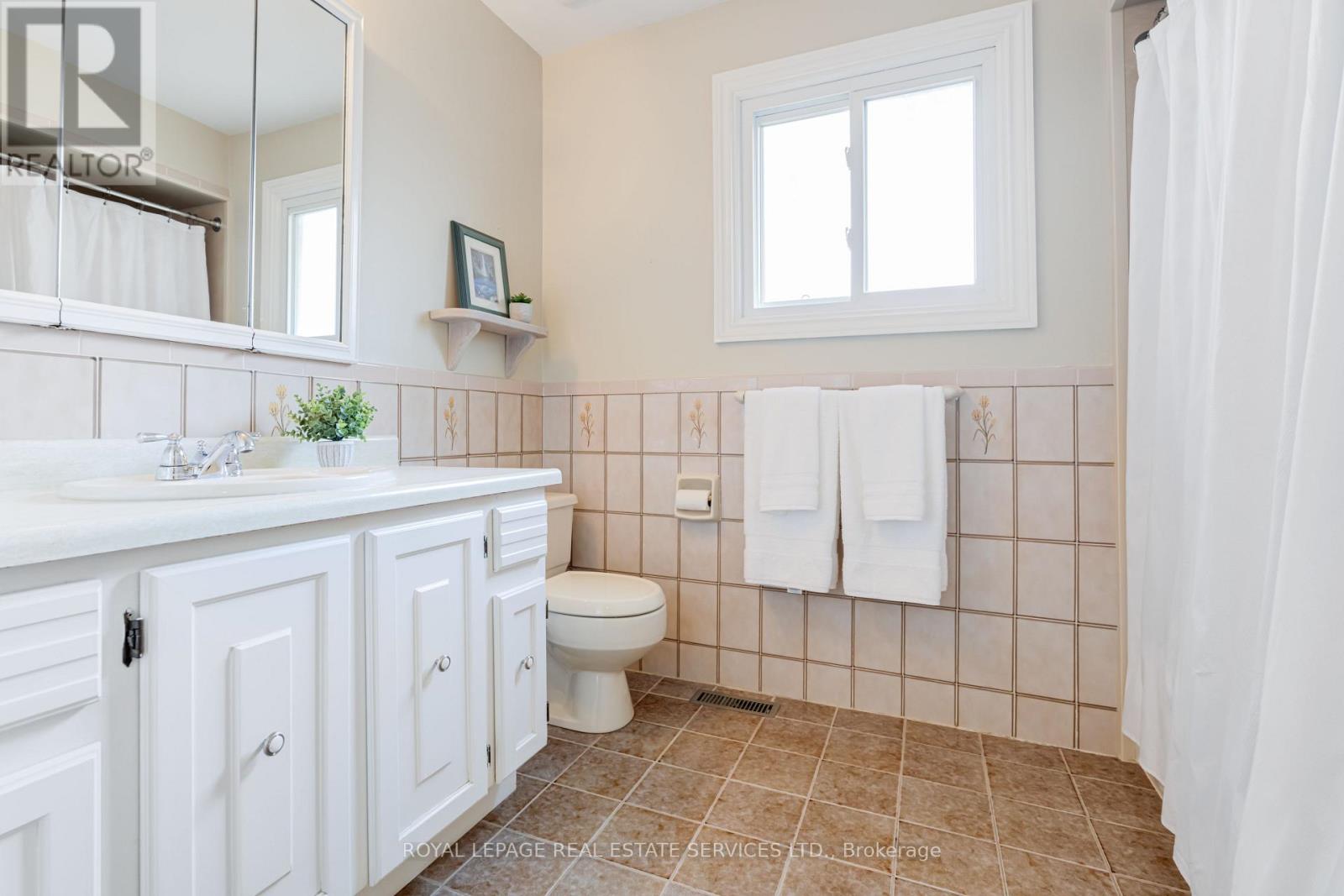 716 Cameron Court, Mississauga, Ontario  L5C 3B9 - Photo 21 - W12436194