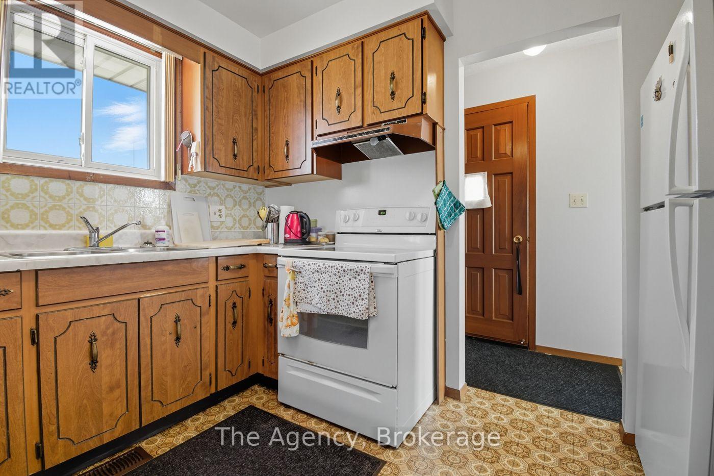 96 Elizabeth Street, Port Colborne (Killaly East), Ontario  L3K 2B8 - Photo 8 - X12436221