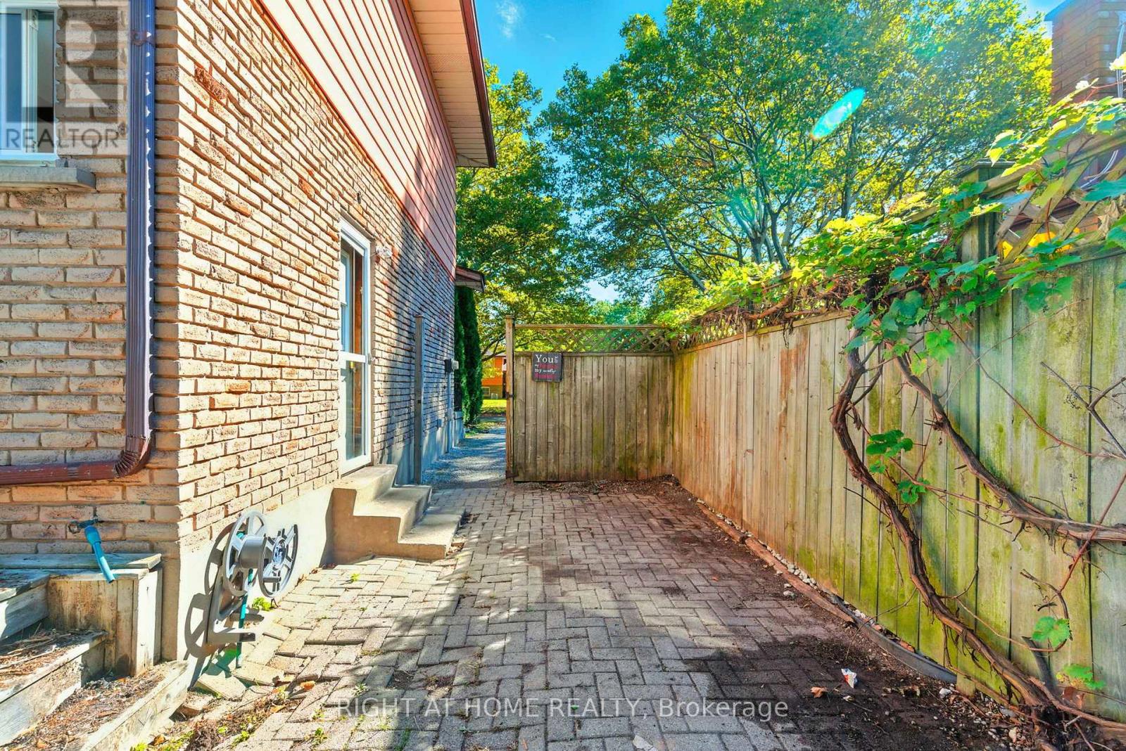 4363 Meadowvale Drive, Niagara Falls, Ontario  L2E 5W8 - Photo 5 - X12436123