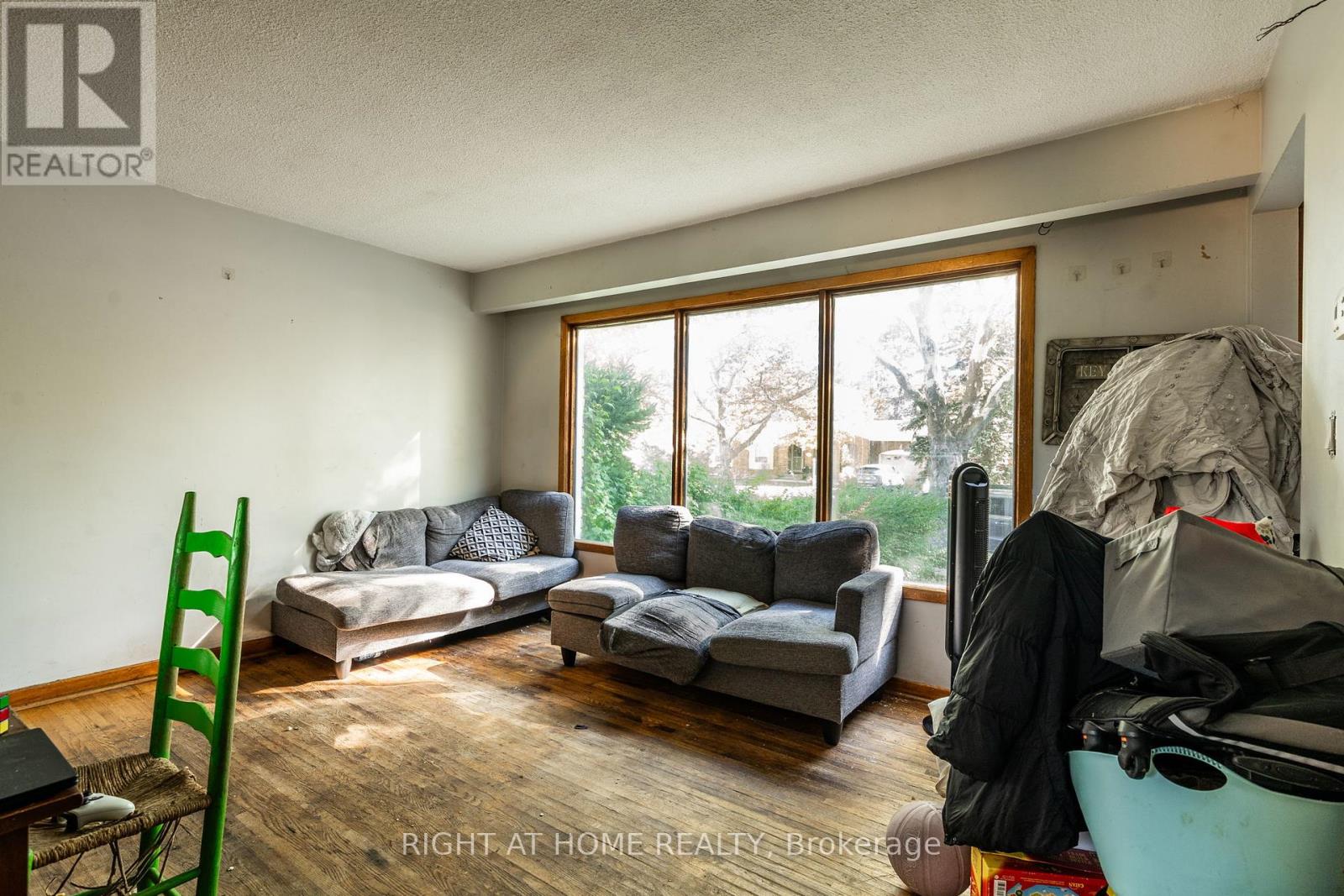 4363 Meadowvale Drive, Niagara Falls, Ontario  L2E 5W8 - Photo 9 - X12436123