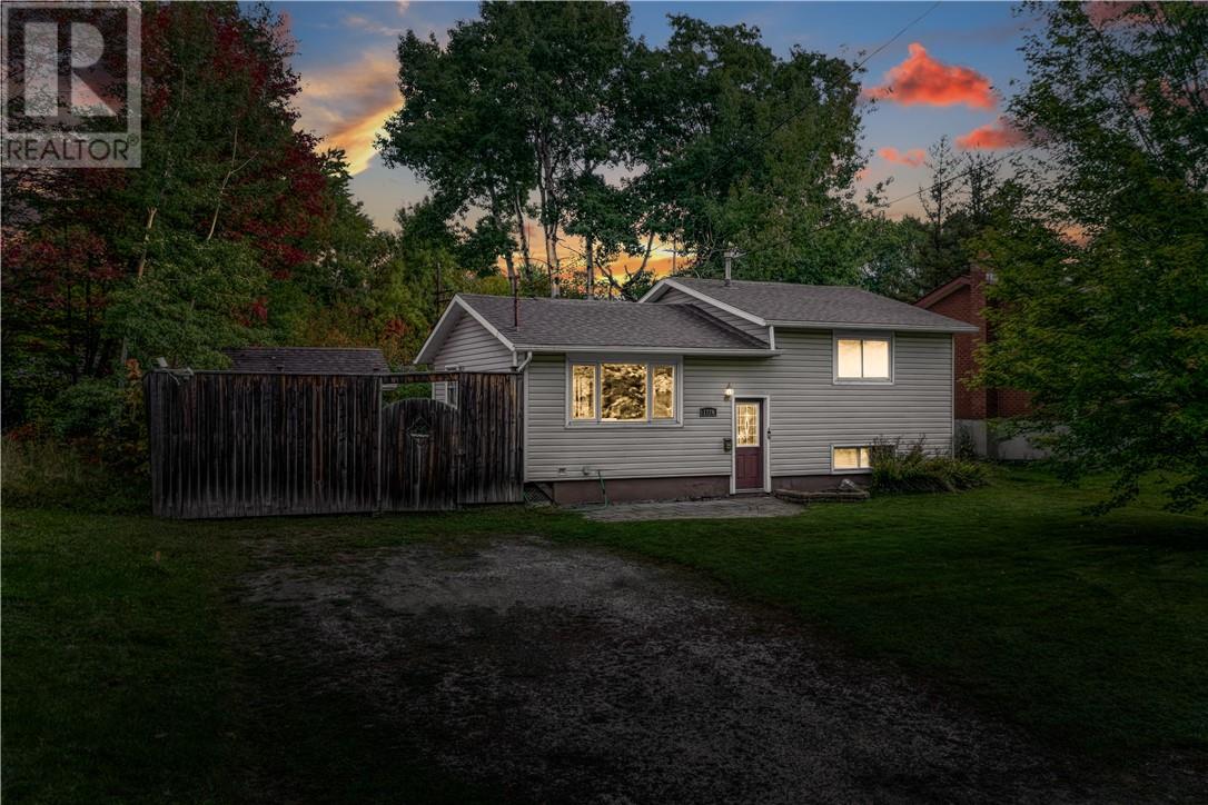1126 Lakeshore Drive, Greater Sudbury, Ontario  P3B 1E4 - Photo 1 - 2124997
