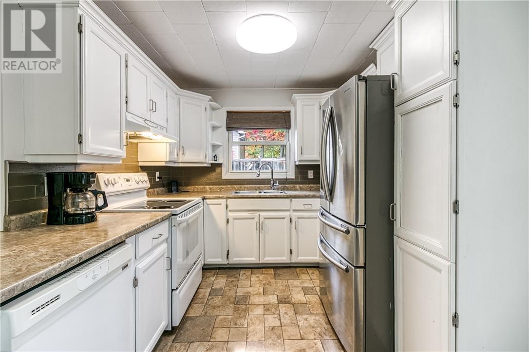 1126 Lakeshore Drive, Greater Sudbury, Ontario  P3B 1E4 - Photo 3 - 2124997