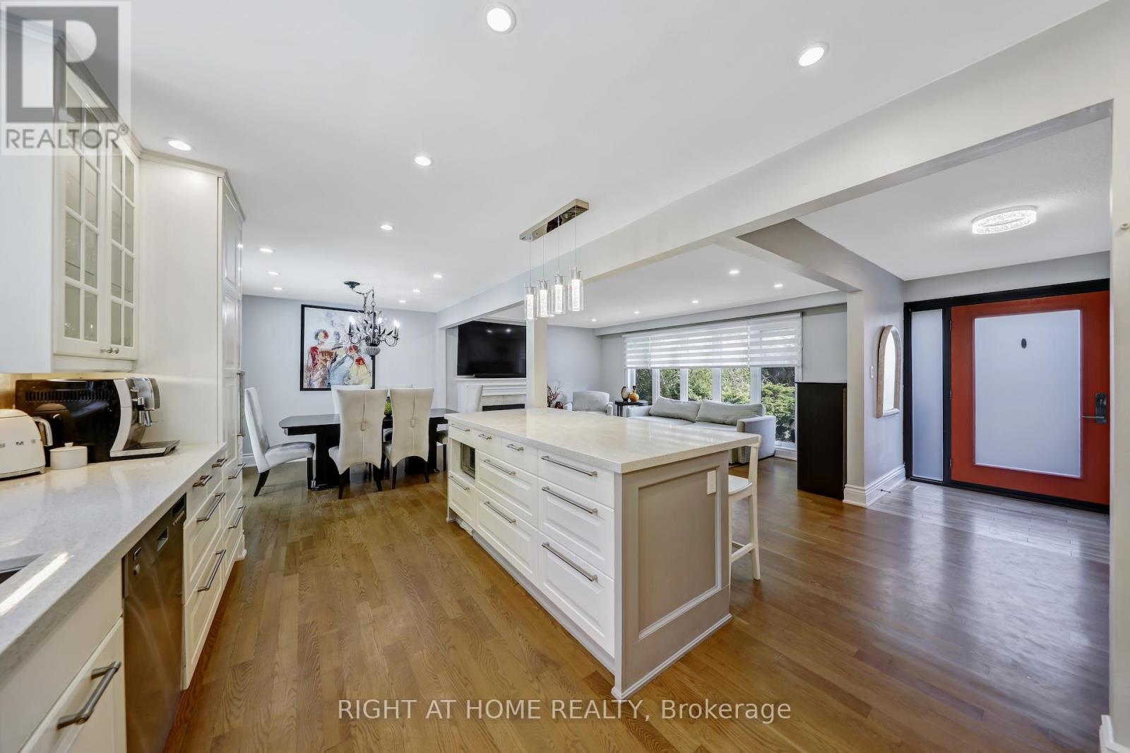 8 Hillavon Drive, Toronto, Ontario  M9B 2P5 - Photo 12 - W12386786