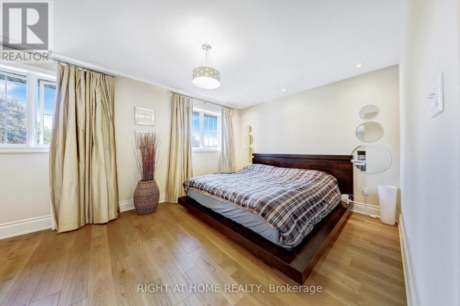 8 Hillavon Drive, Toronto, Ontario  M9B 2P5 - Photo 20 - W12386786