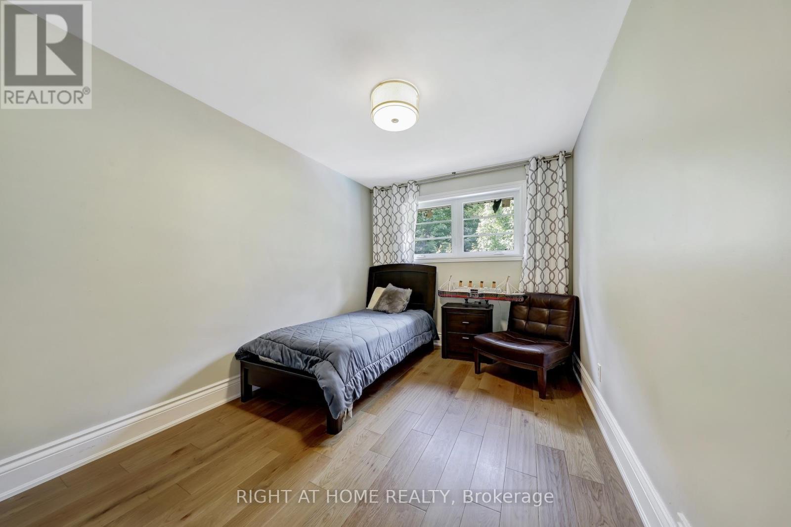 8 Hillavon Drive, Toronto, Ontario  M9B 2P5 - Photo 24 - W12386786
