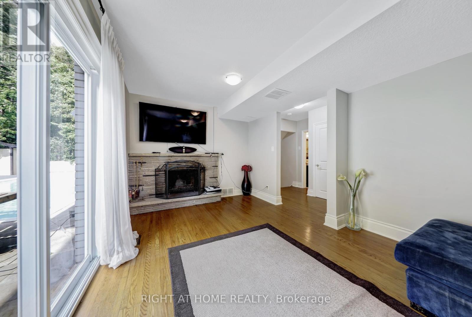 8 Hillavon Drive, Toronto, Ontario  M9B 2P5 - Photo 33 - W12386786