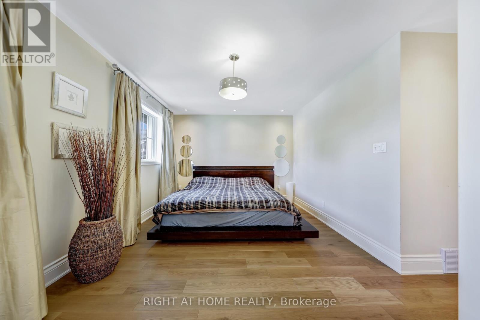 8 Hillavon Drive, Toronto, Ontario  M9B 2P5 - Photo 22 - W12386786