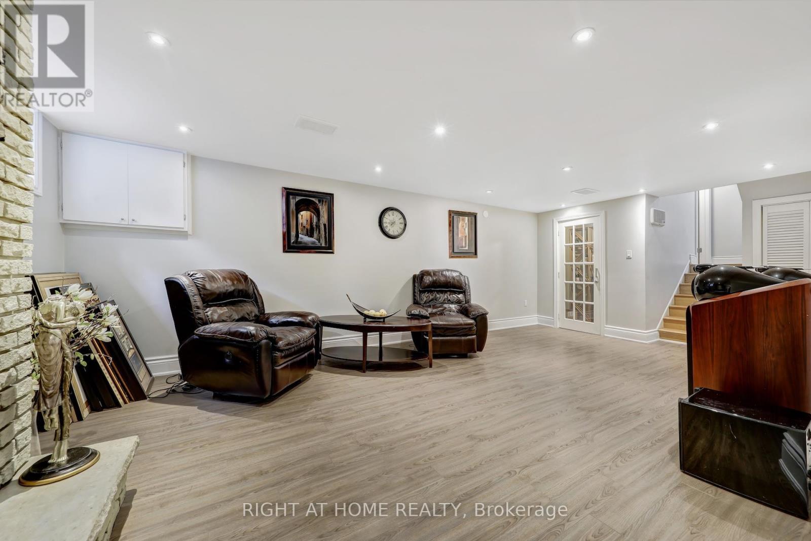 8 Hillavon Drive, Toronto, Ontario  M9B 2P5 - Photo 35 - W12386786