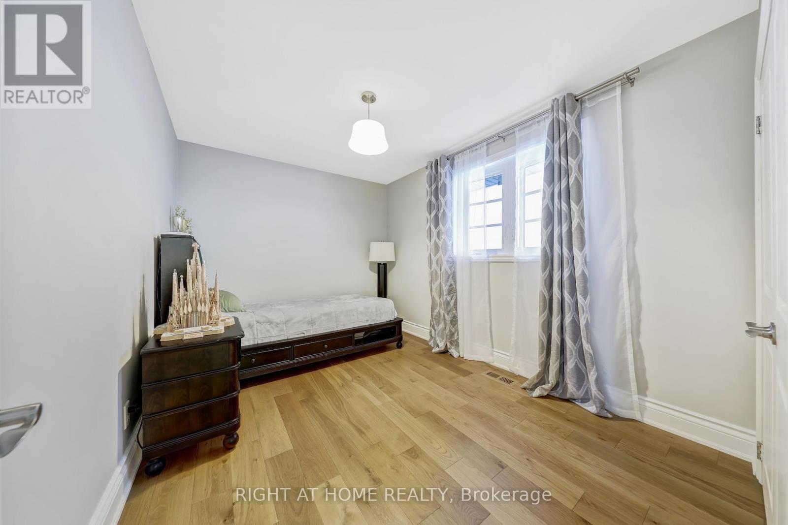 8 Hillavon Drive, Toronto, Ontario  M9B 2P5 - Photo 27 - W12386786