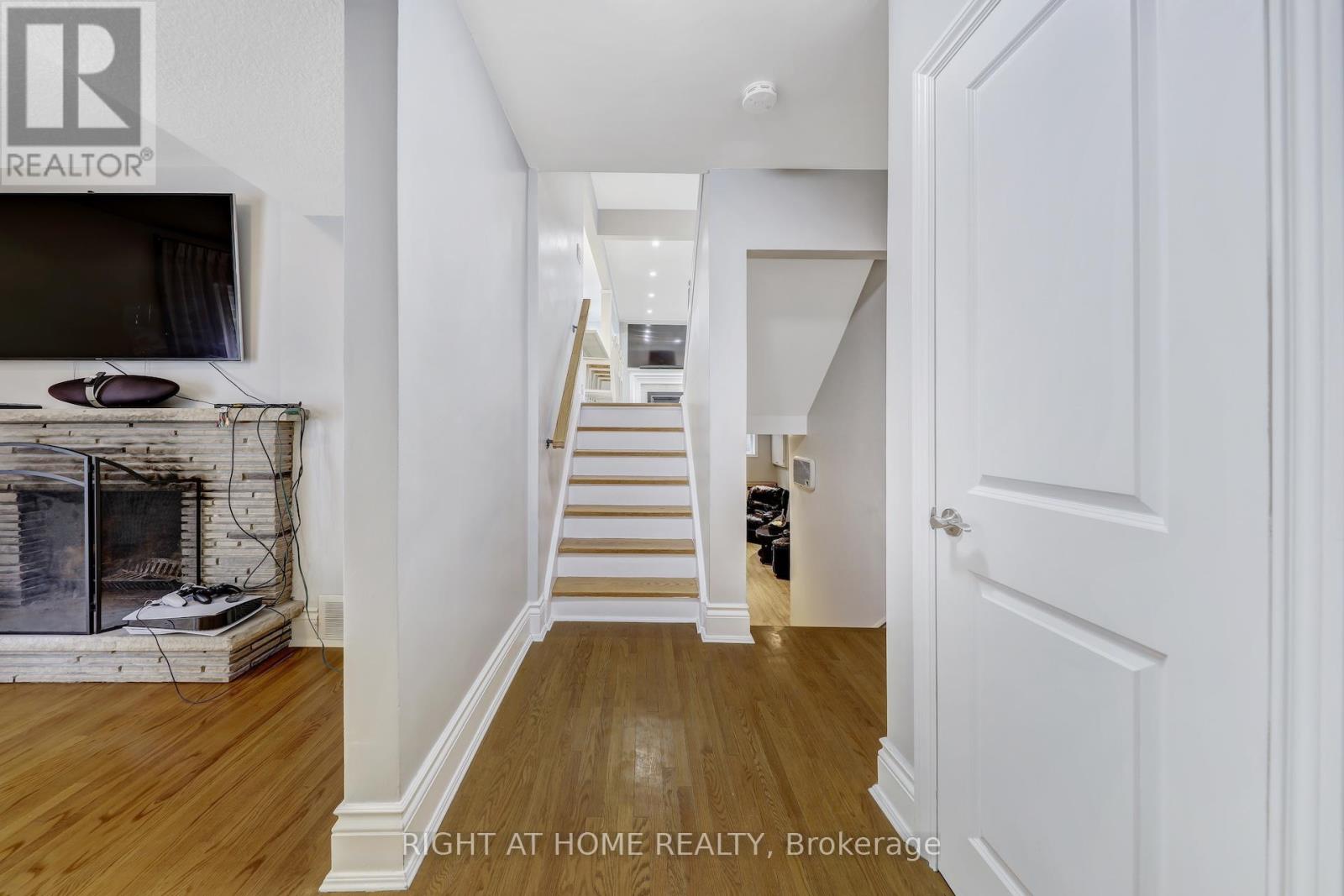 8 Hillavon Drive, Toronto, Ontario  M9B 2P5 - Photo 29 - W12386786