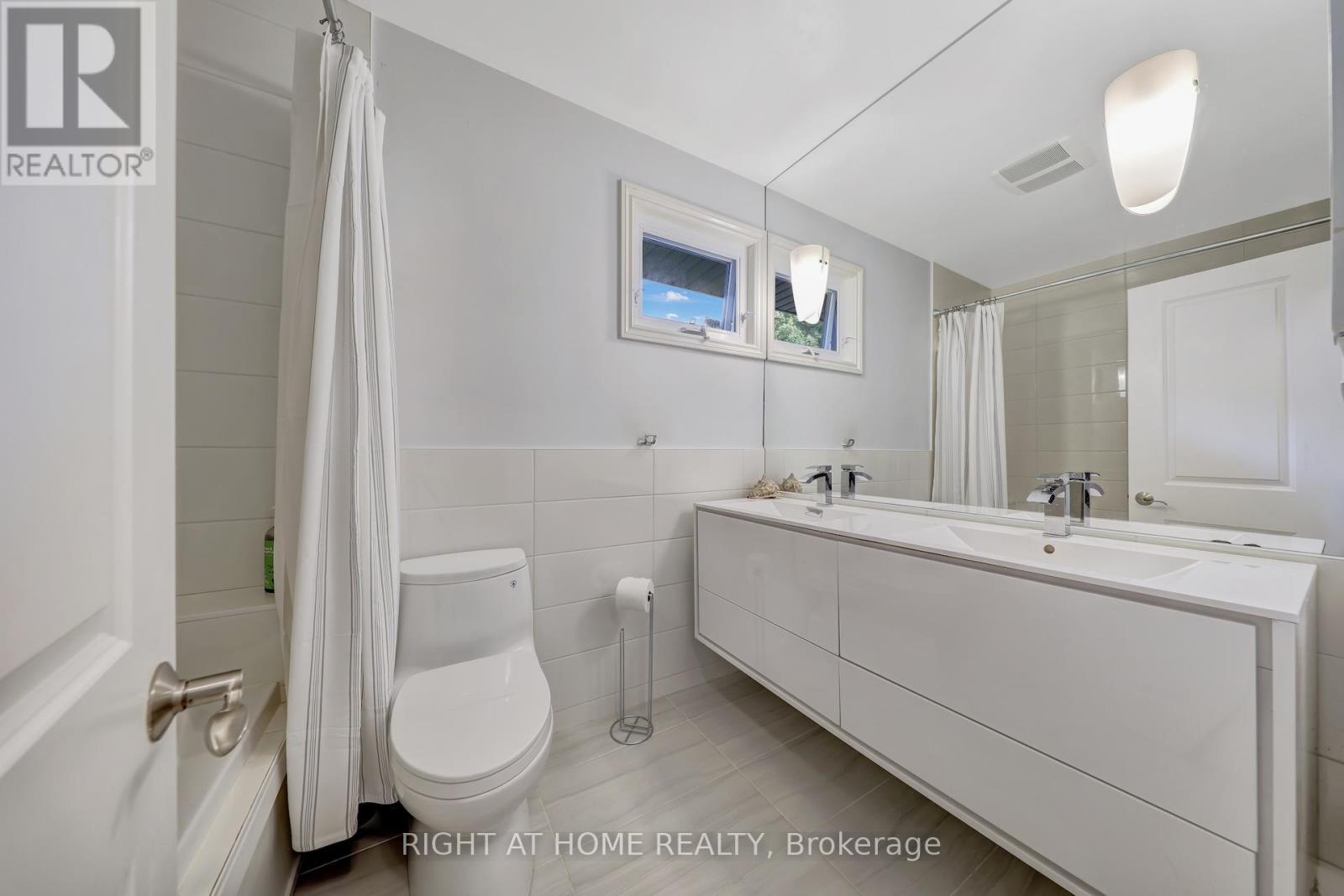 8 Hillavon Drive, Toronto, Ontario  M9B 2P5 - Photo 25 - W12386786