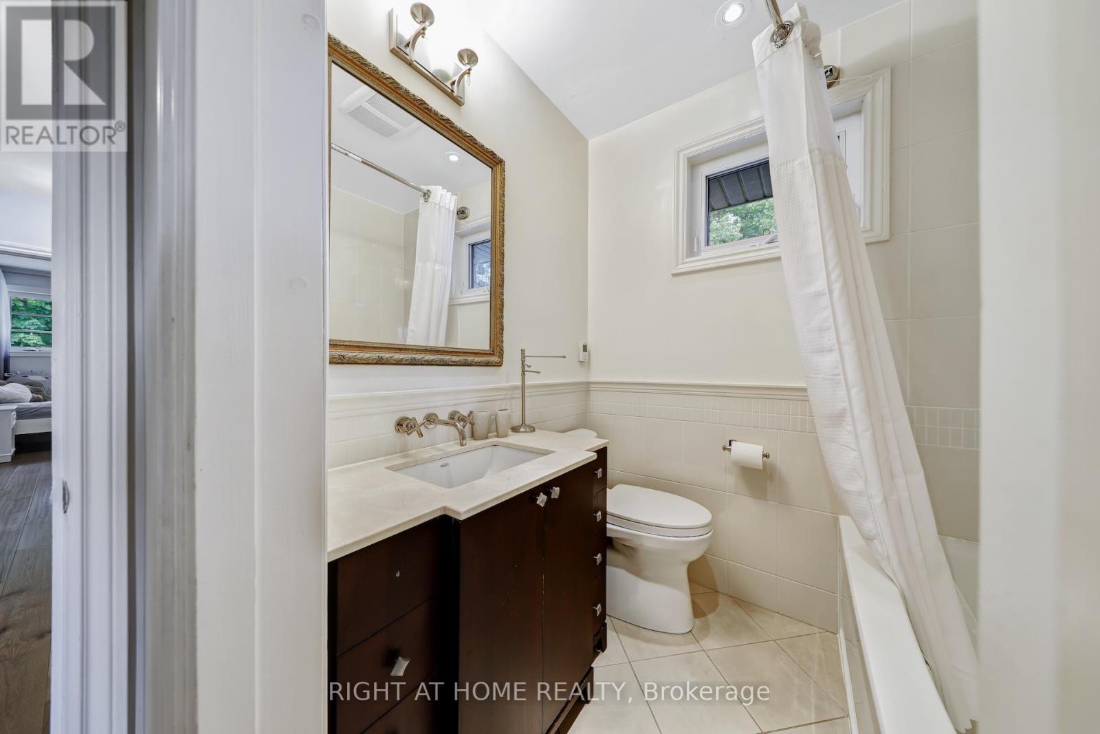 8 Hillavon Drive, Toronto, Ontario  M9B 2P5 - Photo 23 - W12386786