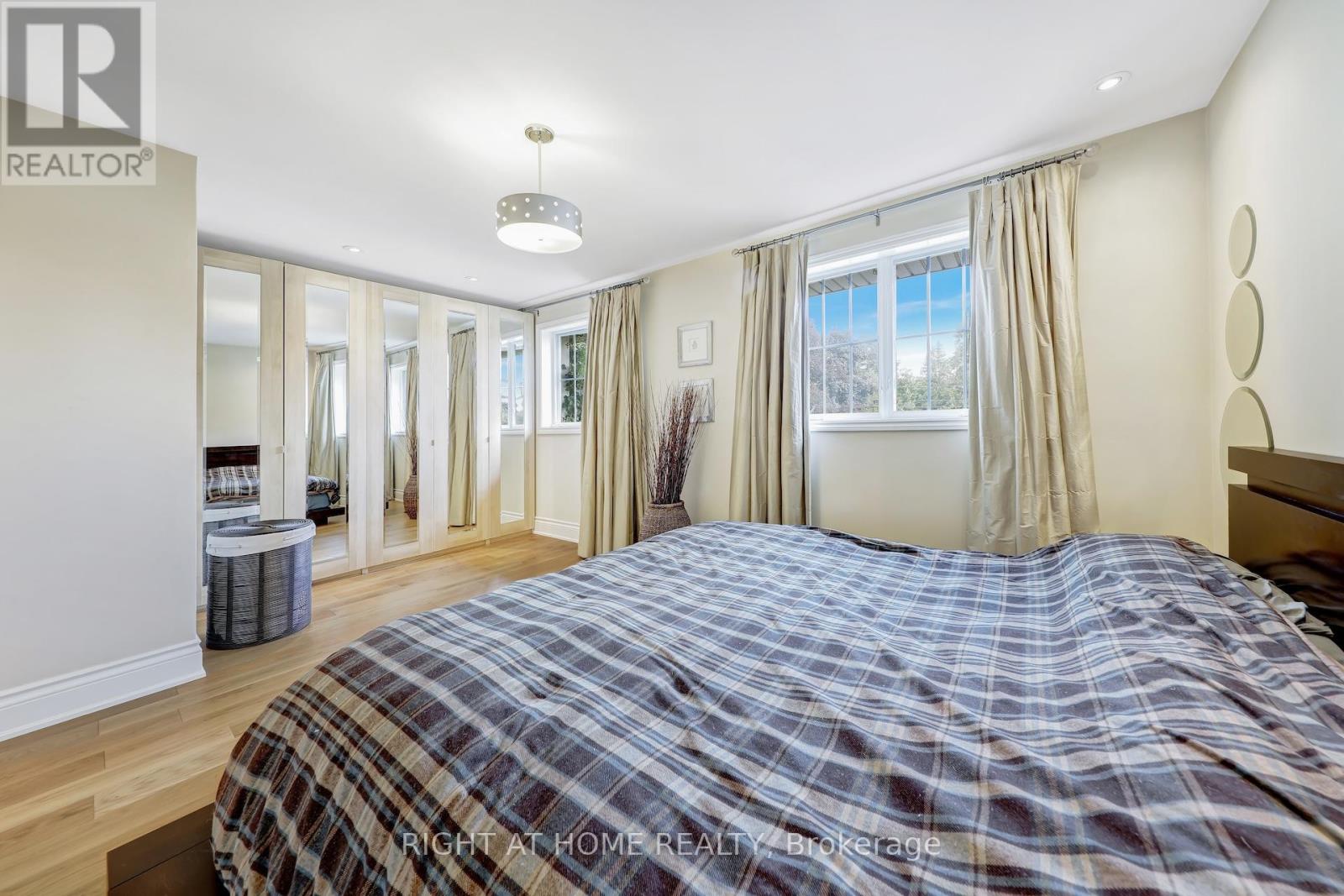 8 Hillavon Drive, Toronto, Ontario  M9B 2P5 - Photo 21 - W12386786