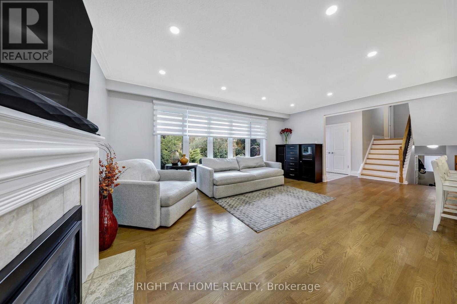 8 Hillavon Drive, Toronto, Ontario  M9B 2P5 - Photo 9 - W12386786
