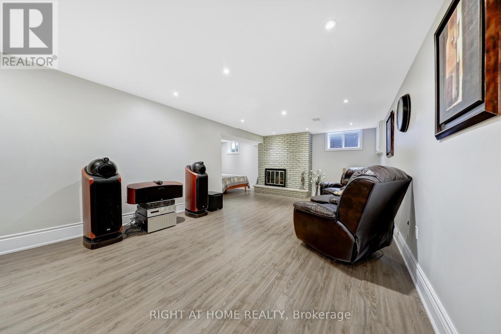 8 Hillavon Drive, Toronto, Ontario  M9B 2P5 - Photo 34 - W12386786