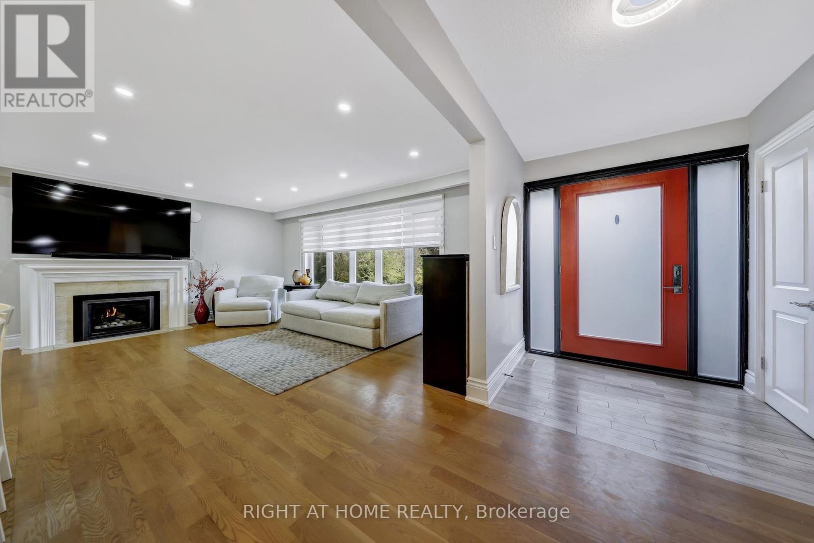 8 Hillavon Drive, Toronto, Ontario  M9B 2P5 - Photo 7 - W12386786