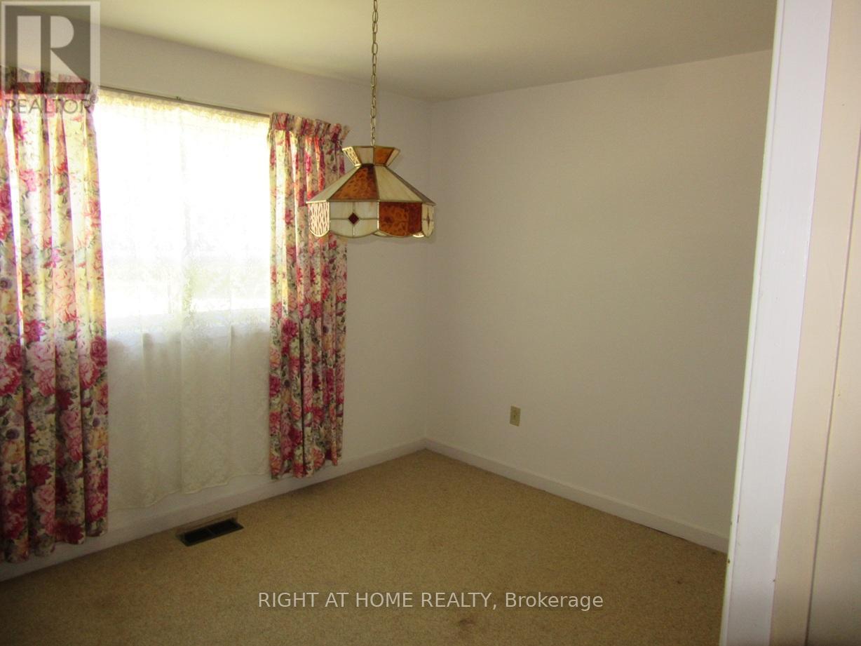 1588 Hobbs Crescent, Mississauga, Ontario  L5J 3R9 - Photo 12 - W12435331