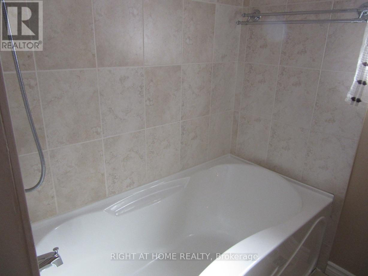 1588 Hobbs Crescent, Mississauga, Ontario  L5J 3R9 - Photo 10 - W12435331