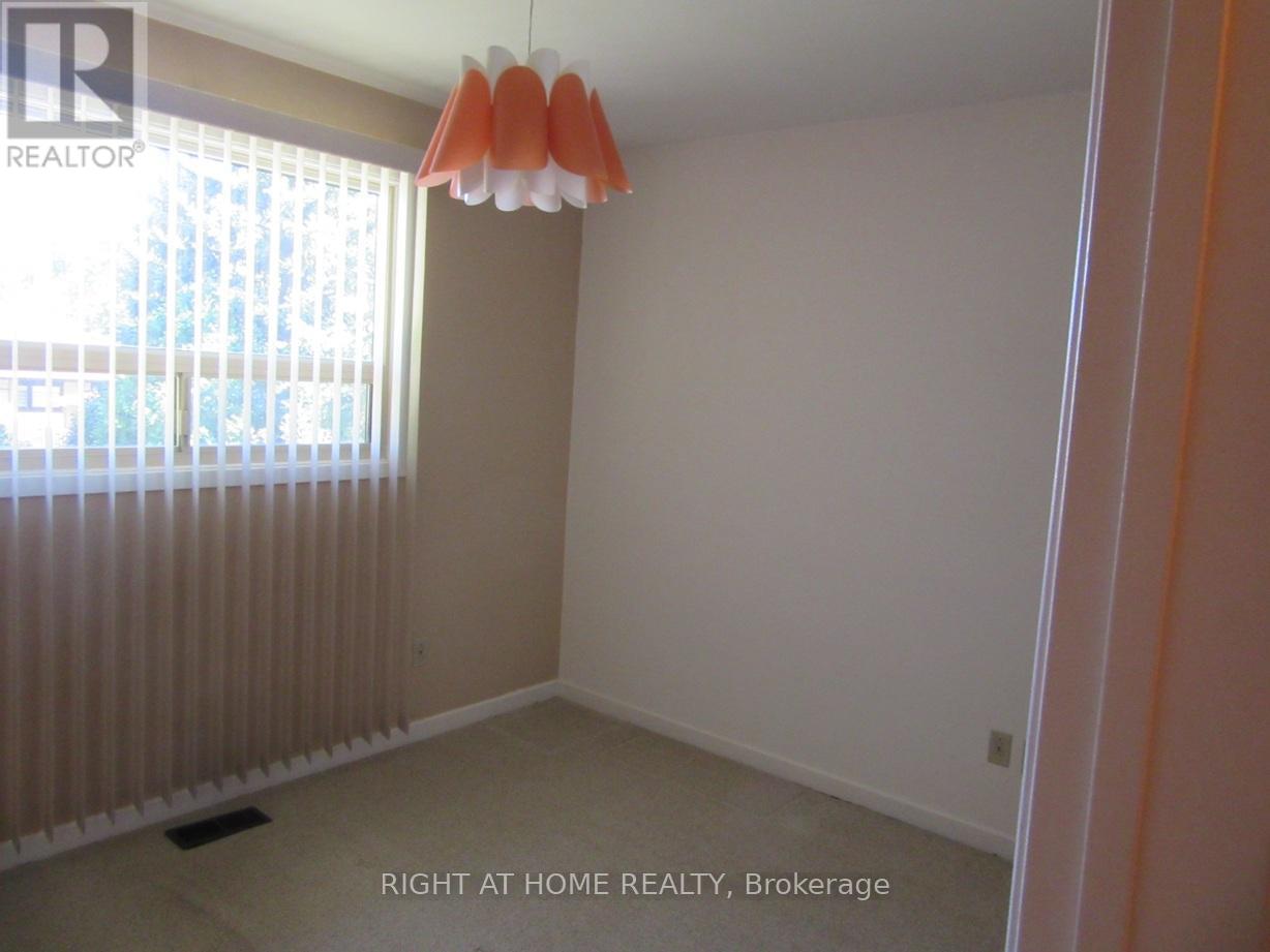 1588 Hobbs Crescent, Mississauga, Ontario  L5J 3R9 - Photo 9 - W12435331