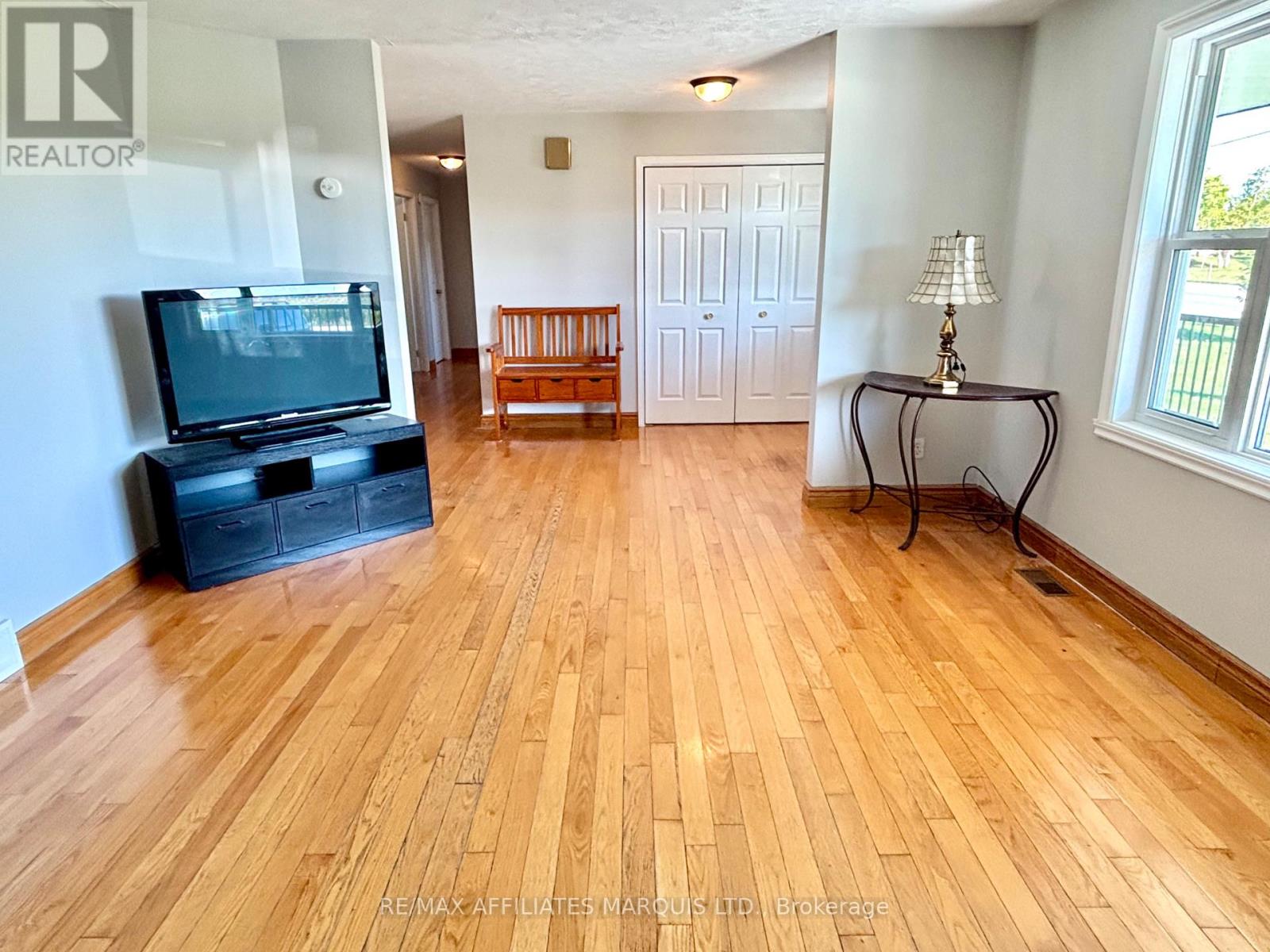 16925 Cornwall Centre Road, South Stormont, Ontario  K6H 5R7 - Photo 10 - X12436379