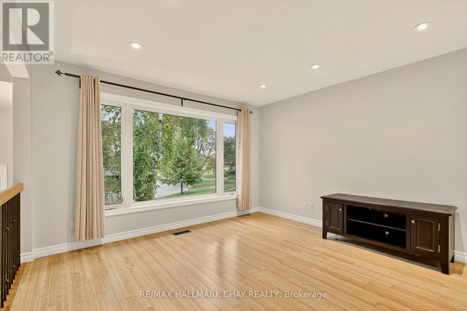 29 Oakley Park Square, Barrie, Ontario  L4M 2K2 - Photo 10 - S12435703