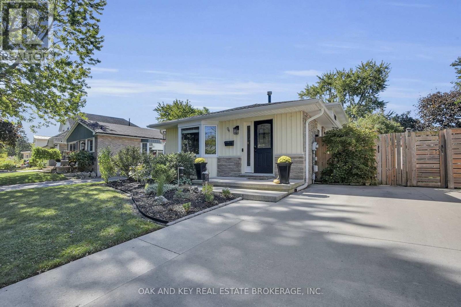 94 Edmunds Crescent, London South, Ontario  N5Z 4J2 - Photo 1 - X12436505