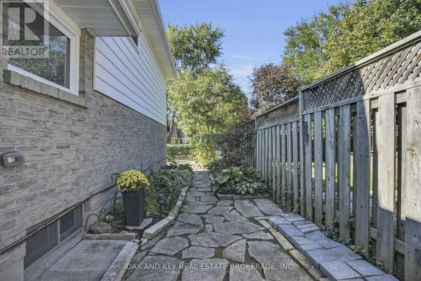 94 Edmunds Crescent, London South, Ontario  N5Z 4J2 - Photo 24 - X12436505