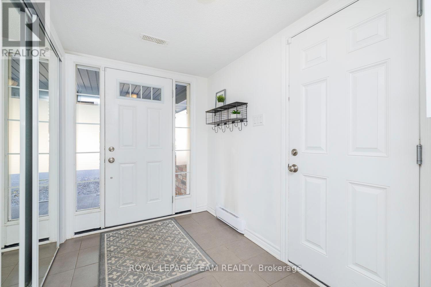 552 Foxlight Circle, Ottawa, Ontario  K2R 1G9 - Photo 4 - X12436337