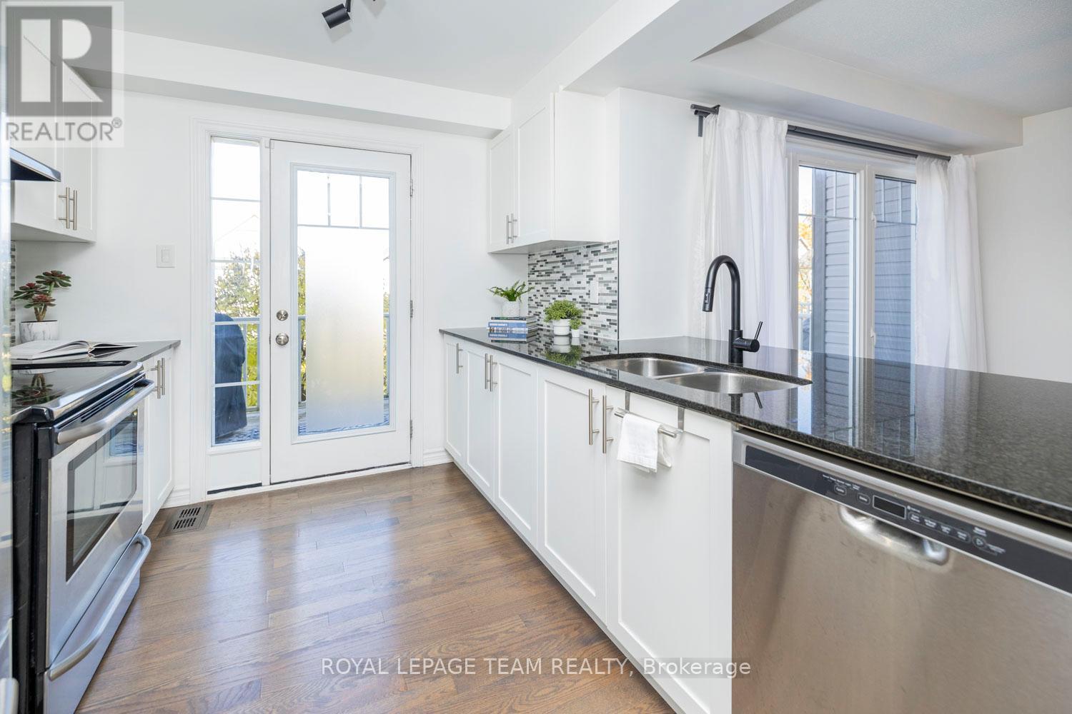 552 Foxlight Circle, Ottawa, Ontario  K2R 1G9 - Photo 8 - X12436337