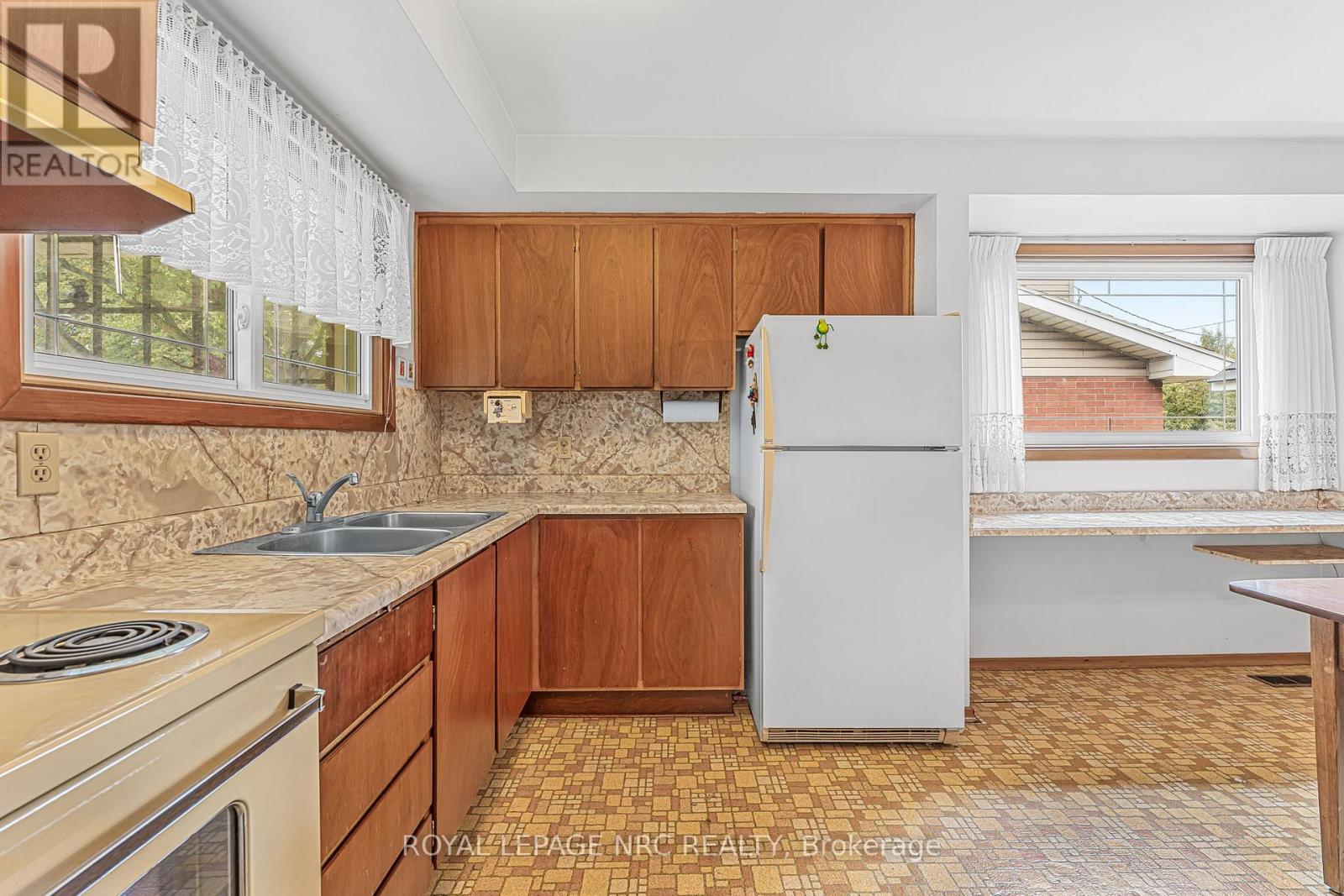 269 Rainbow Drive, Hamilton (Corman), Ontario  L8K 4G3 - Photo 11 - X12436332