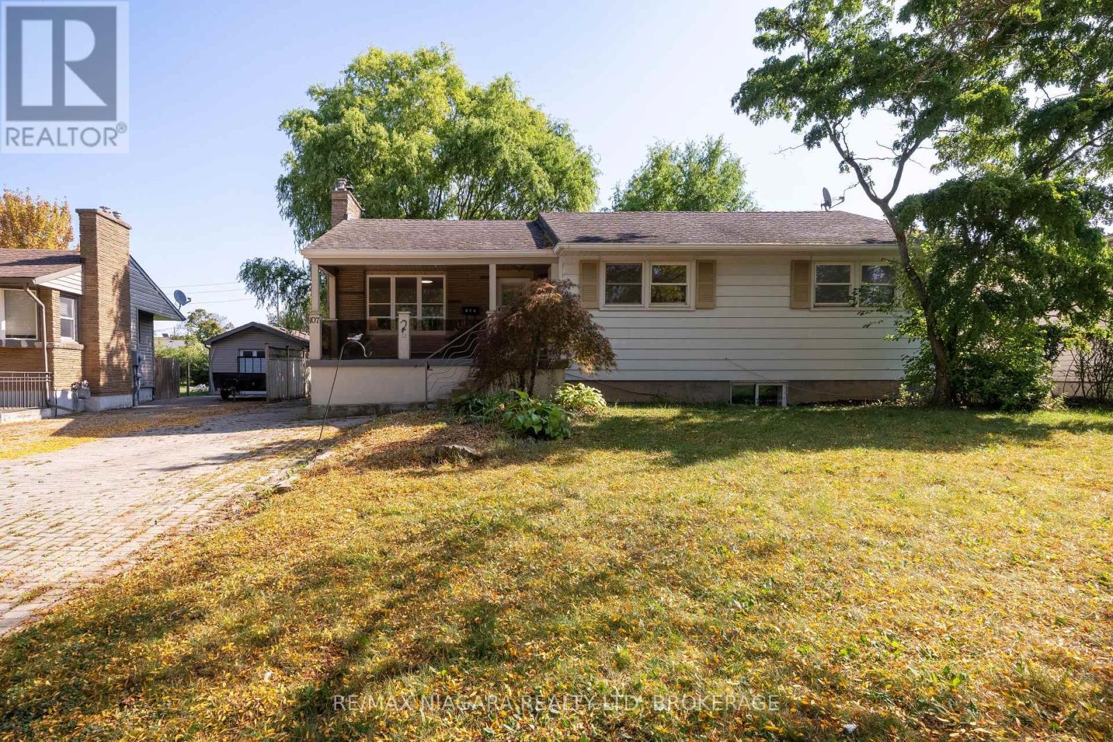107 Village Road, St. Catharines (Glendale/glenridge), Ontario  L2T 3C3 - Photo 1 - X12436558