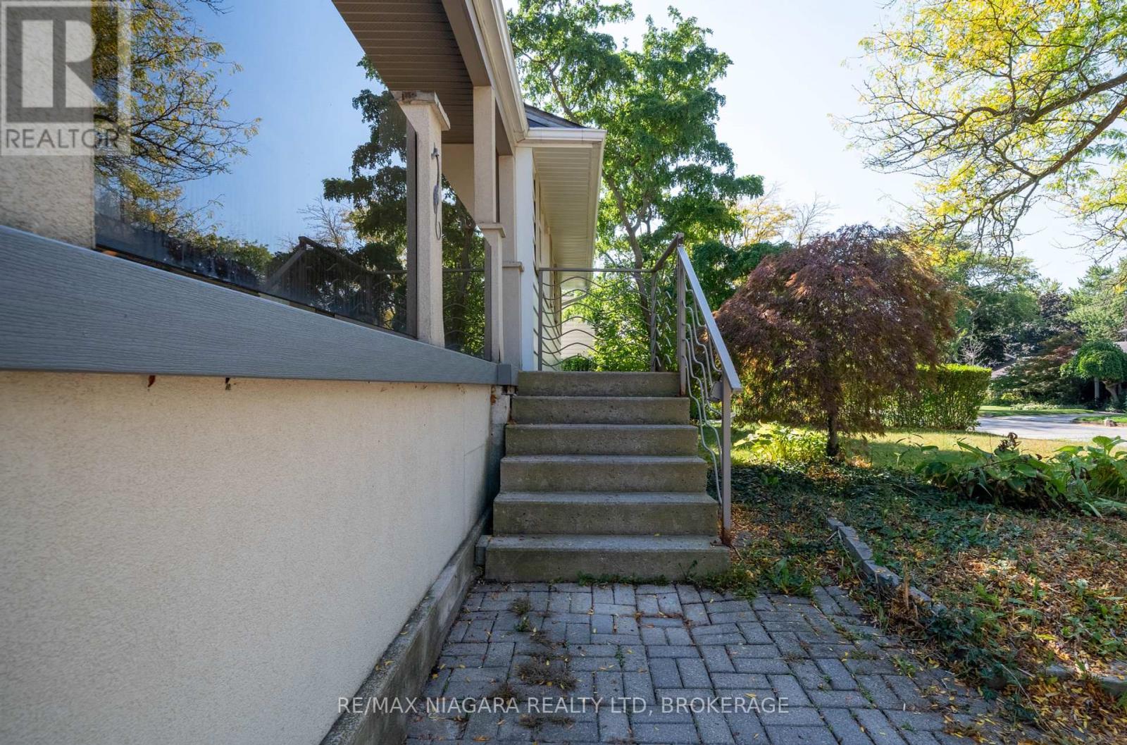 107 Village Road, St. Catharines (Glendale/glenridge), Ontario  L2T 3C3 - Photo 3 - X12436558
