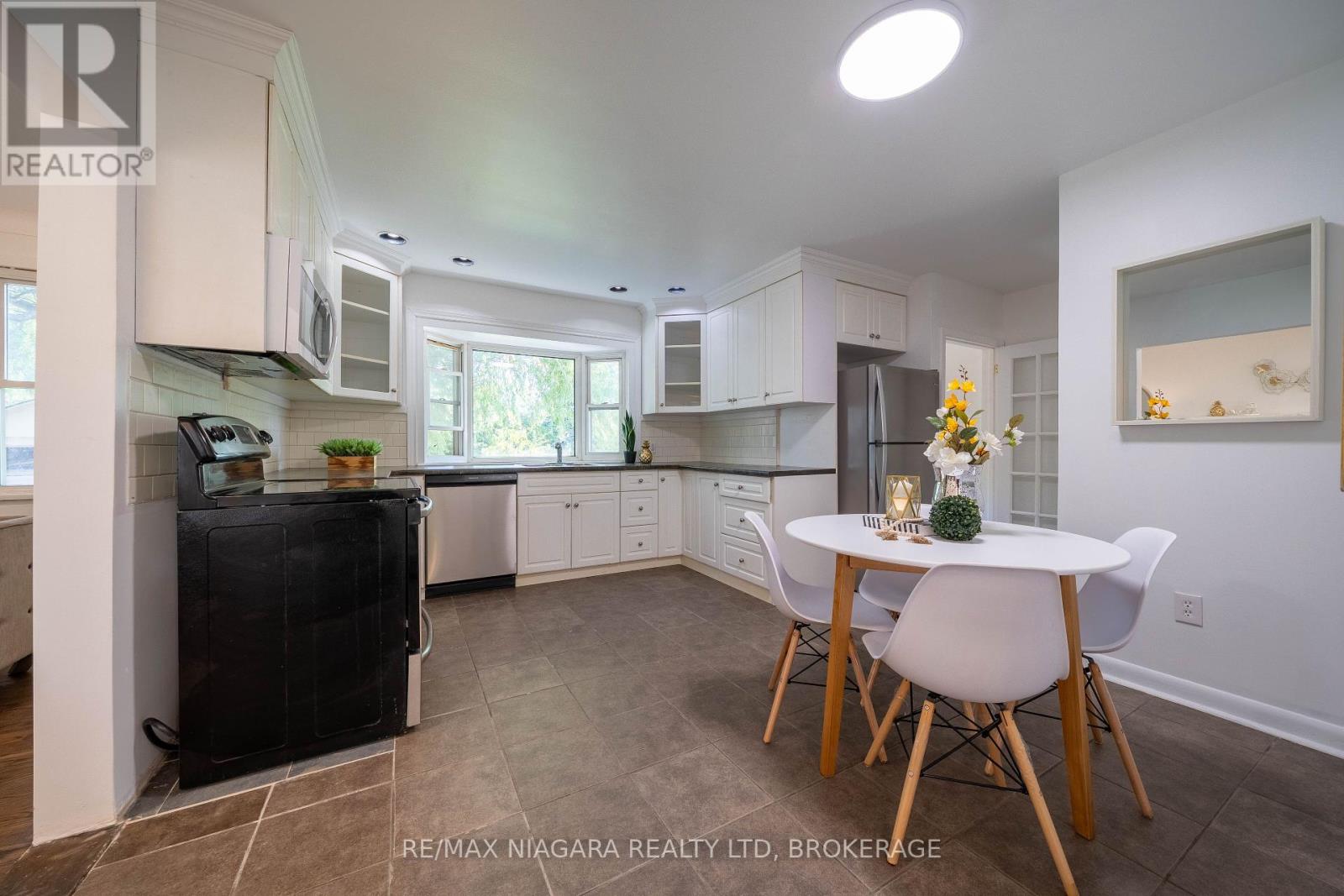107 Village Road, St. Catharines (Glendale/glenridge), Ontario  L2T 3C3 - Photo 6 - X12436558