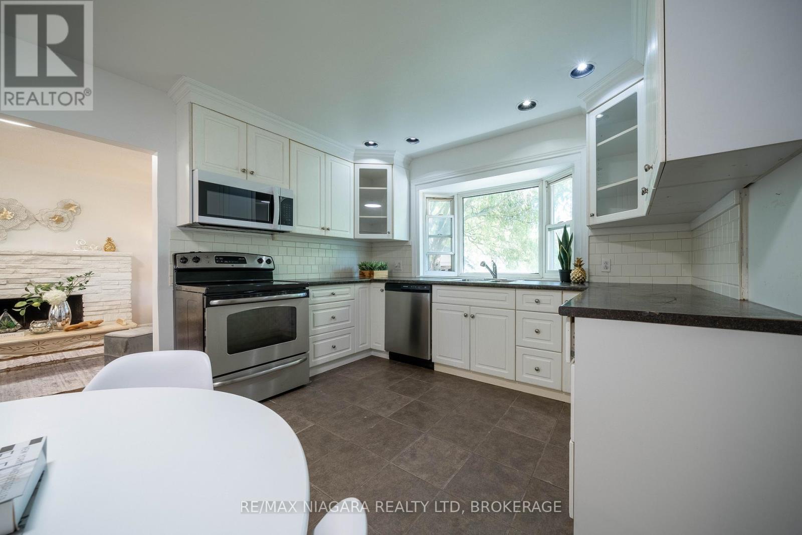 107 Village Road, St. Catharines (Glendale/glenridge), Ontario  L2T 3C3 - Photo 7 - X12436558