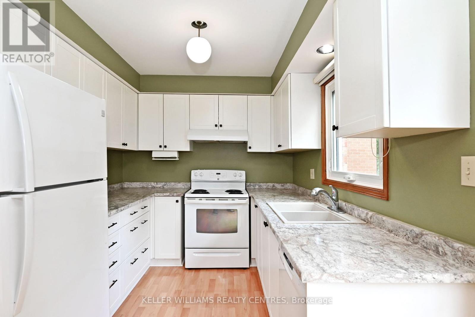 16 Lanewood Drive, Aurora, Ontario  L4G 4T7 - Photo 12 - N12436277